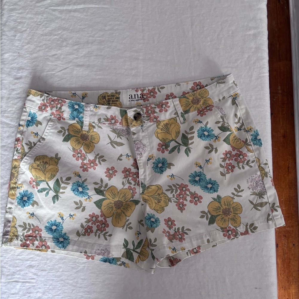 Women’s a.n.a ( a new approach) Cream Multicolour Mid Rise Shortie Short 3.5”